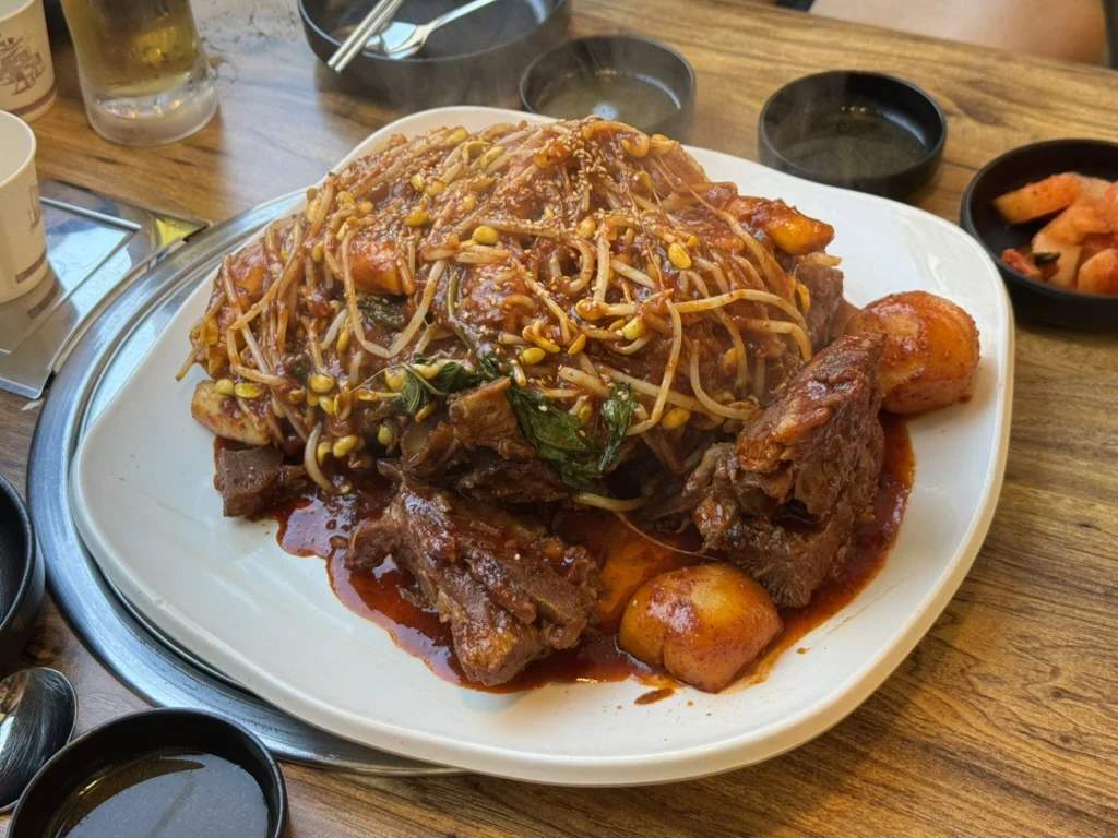 한남동감자탕 잠실새내점의 콩나물과 감자가 올라간 뼈찜