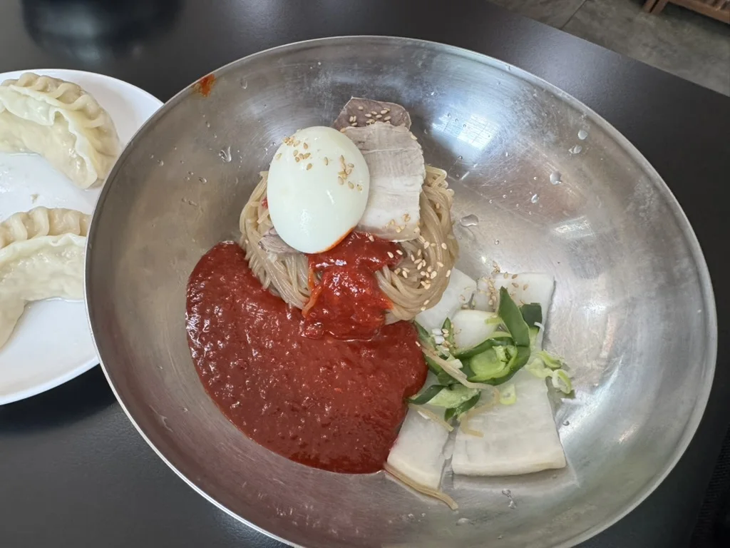 피양옥 강남역점의 비빔냉면과 만두