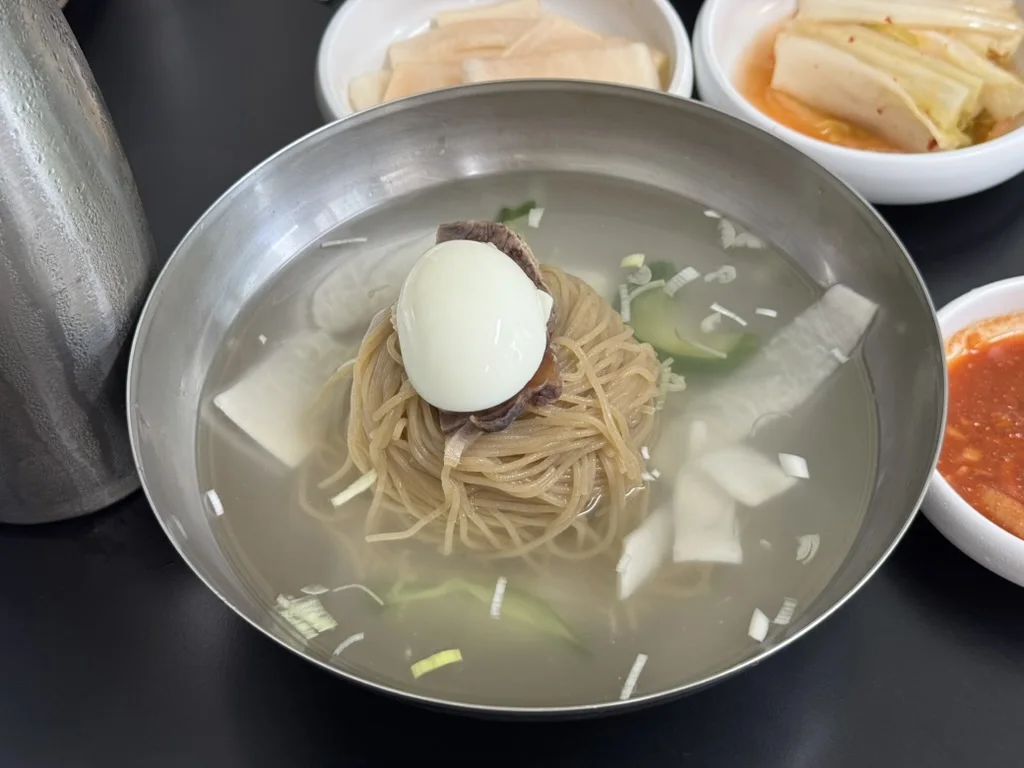 다른 날 촬영한 피양옥 강남역점 평양냉면과 반찬